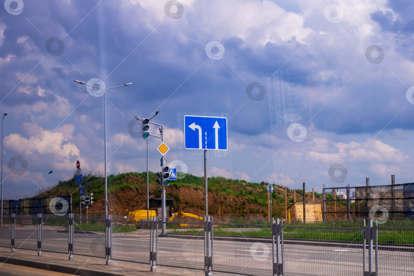 Скачать На дороге есть синий знак, на котором отчетливо видна буква n фотосток Ozero
