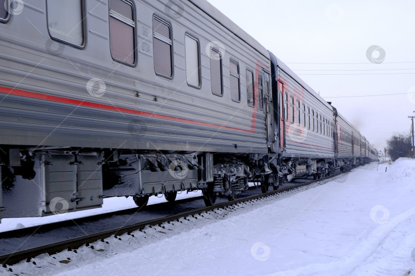 Скачать Пассажирский состав поезда на подходе к железнодорожной станции фотосток Ozero
