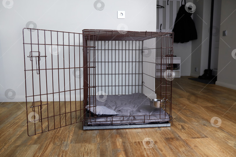 Скачать Пустая клетка для домашних животных в квартире. фотосток Ozero