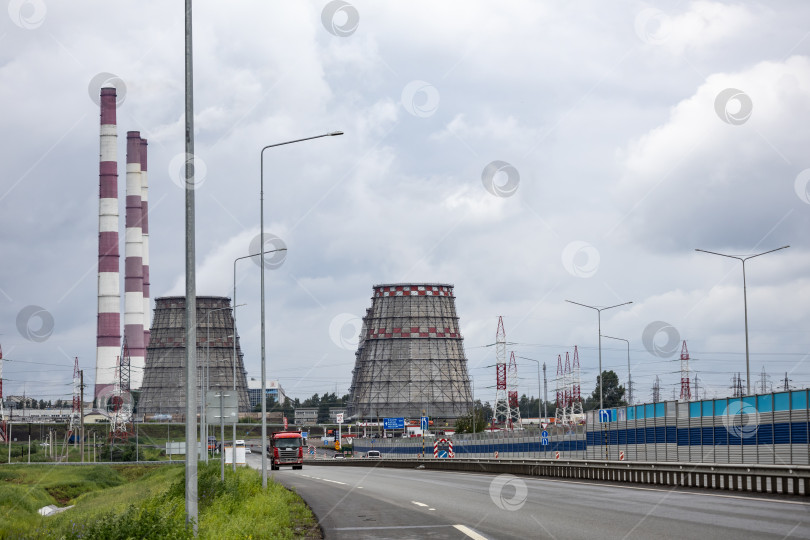 Скачать Федеральная трасса М7 на фоне труб ТЭЦ. Выезд из Города Набережные Челны в сторону городов Мензелинск и Уфа. фотосток Ozero