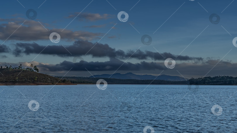 Скачать Красивое спокойное озеро. Вечерний пейзаж. фотосток Ozero