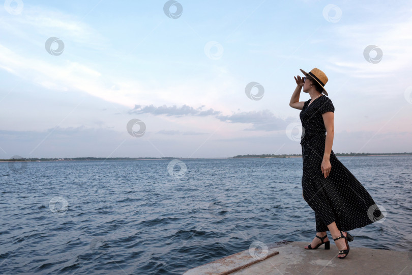 Скачать Женщина стоит на краю пирса и смотрит на далекий берег. фотосток Ozero