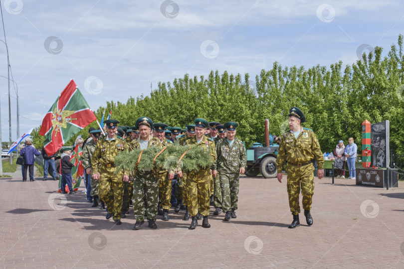 Скачать Ветераны пограничной службы России прошли маршем и возложили венки ко Дню пограничника фотосток Ozero