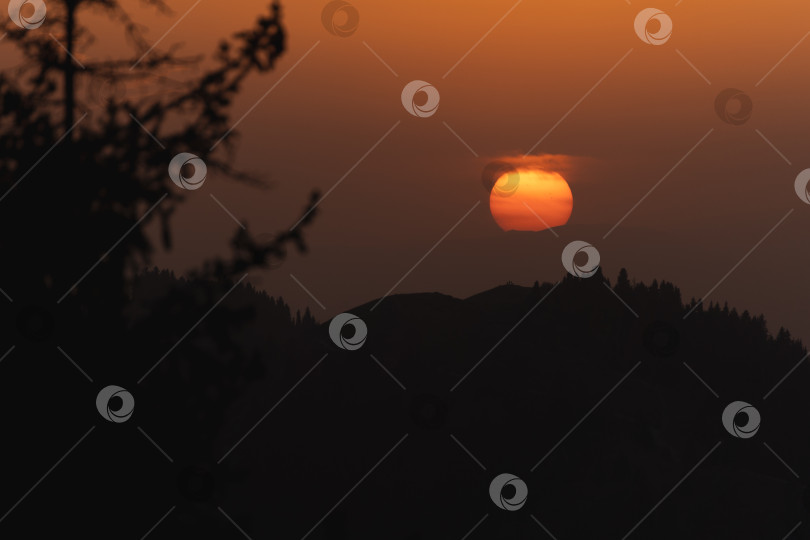 Скачать Закат в горах фотосток Ozero