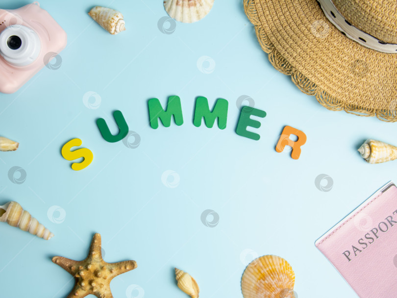 Скачать Надпись Summer с ракушками и паспортом на синем фоне. фотосток Ozero