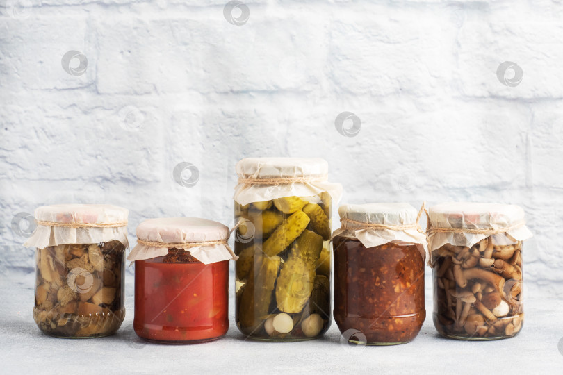 Скачать Консервирование овощей в банках. Продукты брожения. Заготовка помидоров и ягод, грибов на зиму. Скопировать место. фотосток Ozero