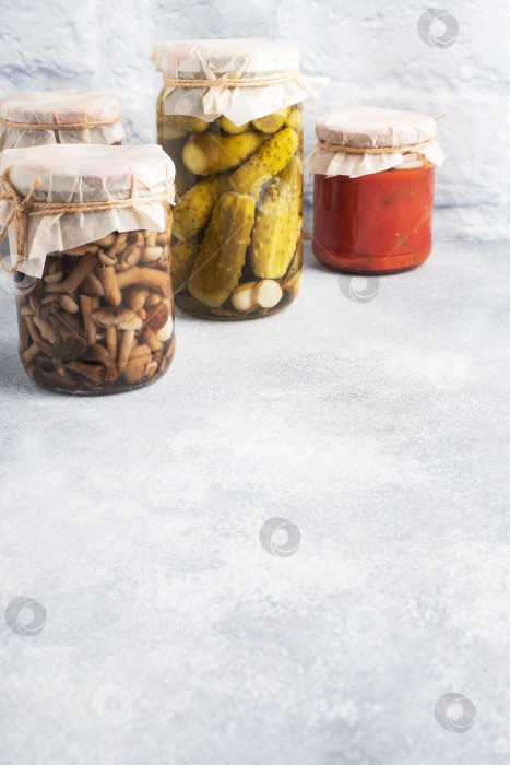 Скачать Консервирование овощей в банках. Продукты брожения. Заготовка огурцов и грибов на зиму. Место для копирования. фотосток Ozero