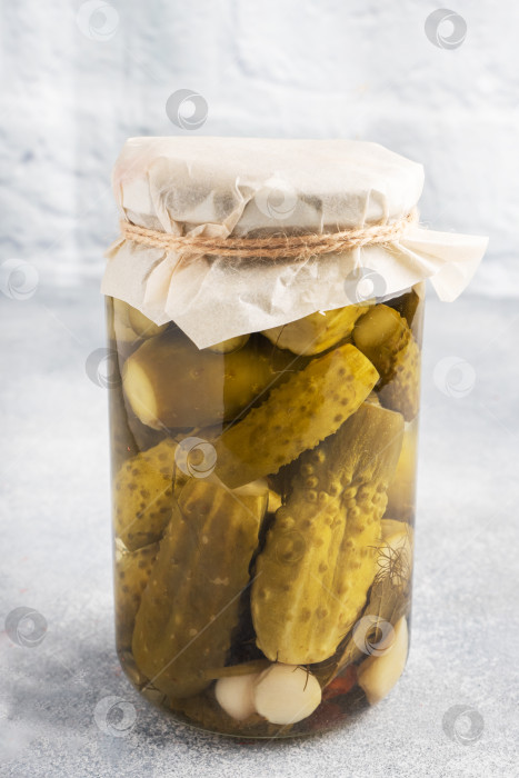 Скачать Консервирование овощей в банках. Продукты брожения. Заготовка огурцов на зиму. Скопируйте место. фотосток Ozero