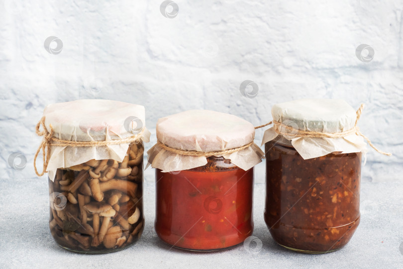 Скачать Консервирование овощей в банках. Продукты брожения. Заготовка помидоров и ягод, грибов на зиму. Скопировать место. фотосток Ozero