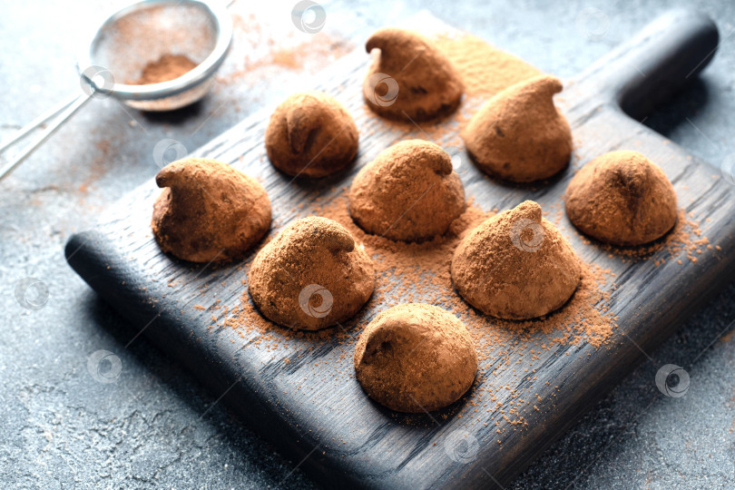 Скачать Трюфельные конфеты с шоколадом. Набор вкуснейших сладких конфет. Десерт, фотосток Ozero