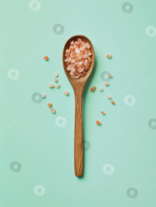 Скачать Минималистичная плоская форма современной деревянной ложки с розовой гималайской солью на пастельном фоне фотосток Ozero