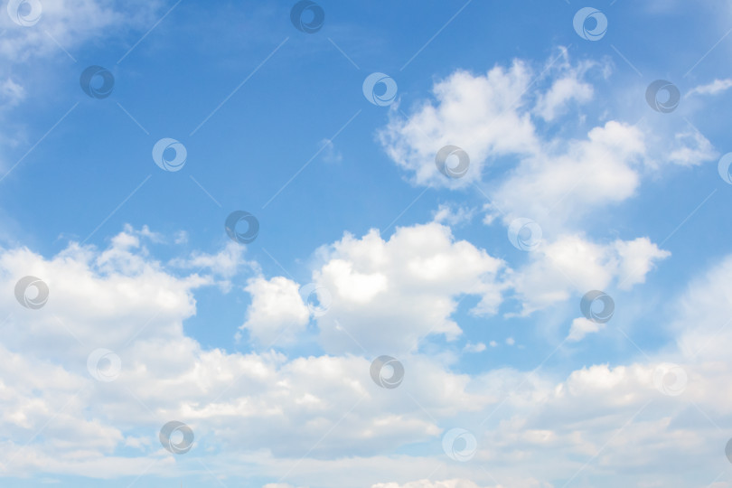 Скачать Бескрайнее голубое небо, наполненное пушистыми белыми облаками, создает безмятежную атмосферу, идеально подходящую для создания фона, дизайна и проектов на природную тематику, демонстрирующих природную красоту и спокойствие фотосток Ozero