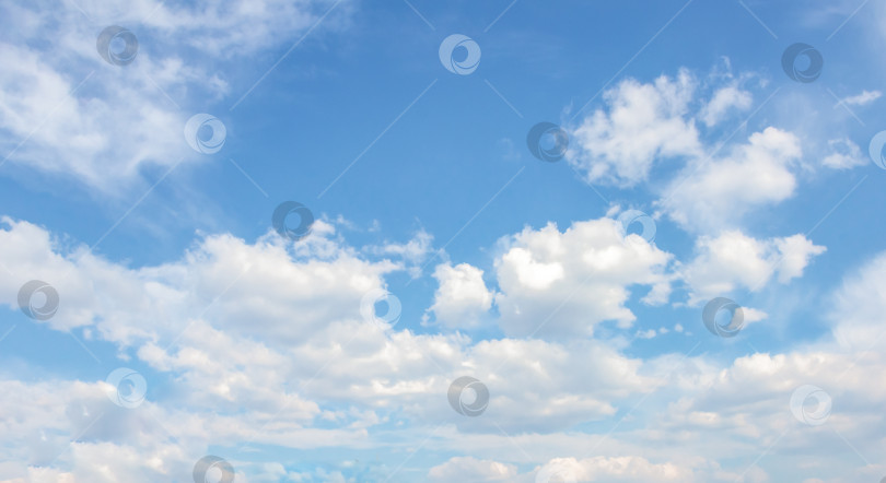 Скачать Обширное голубое небо, наполненное пушистыми белыми облаками, создает безмятежную атмосферу, идеально подходящую для создания фона, дизайна и художественных проектов с пространством для копирования текста. фотосток Ozero