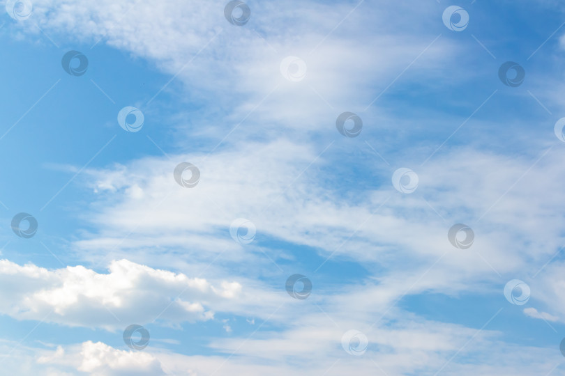 Скачать Бескрайнее голубое небо с мягкими белыми облаками, плавно плывущими по небу, создают безмятежную атмосферу, идеально подходящую для создания фона или дизайнерских проектов с использованием природных элементов и спокойствия. фотосток Ozero