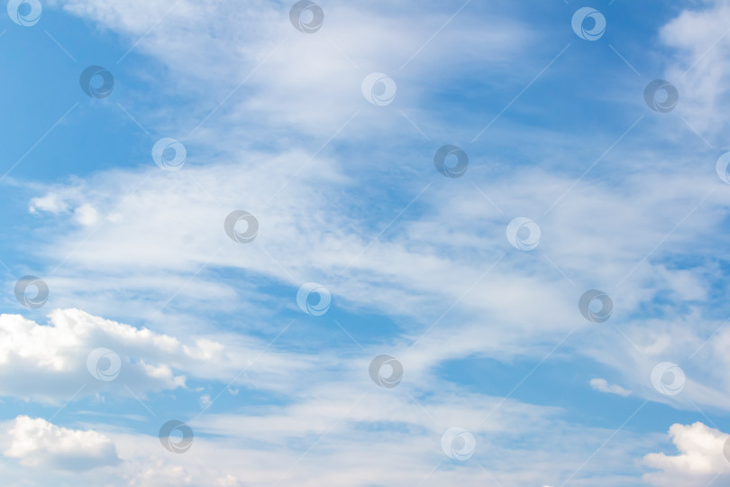 Скачать Бескрайнее голубое небо с мягкими белыми облаками, плавно плывущими по небу, создают безмятежную атмосферу, идеально подходящую для создания фона или дизайнерских проектов с использованием природных элементов и спокойствия. фотосток Ozero