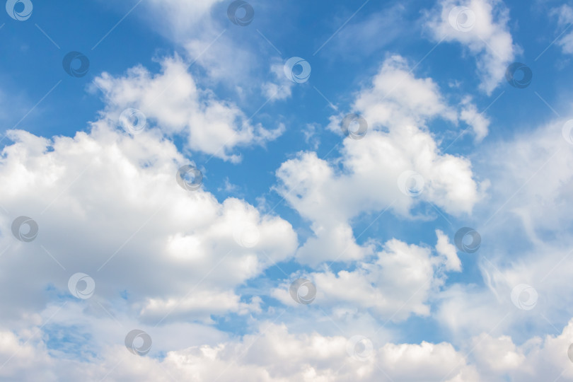 Скачать Обширное голубое небо, наполненное пушистыми белыми облаками, создает безмятежную атмосферу, идеально подходящую для создания фона или дизайнерских проектов с достаточным пространством для копирования текста. фотосток Ozero