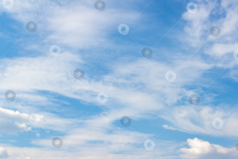 Скачать Бескрайнее голубое небо, наполненное мягкими белыми облаками, создает безмятежную атмосферу, идеально подходящую для создания фона или дизайнерских проектов, передавая спокойствие и открытость фотосток Ozero