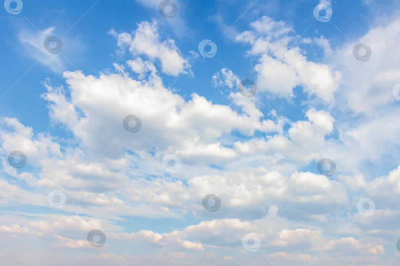 Скачать Бескрайнее голубое небо, наполненное пушистыми белыми облаками, создает безмятежную атмосферу, идеально подходит для создания фона, иллюстрирующего спокойствие и природную красоту в различных дизайнах фотосток Ozero