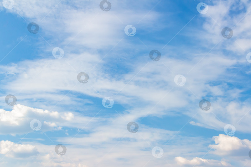 Скачать Бескрайнее голубое небо с мягкими белыми облаками создает безмятежную атмосферу, идеально подходящую для создания фона или дизайнерских проектов, демонстрирующих природную красоту и спокойствие фотосток Ozero