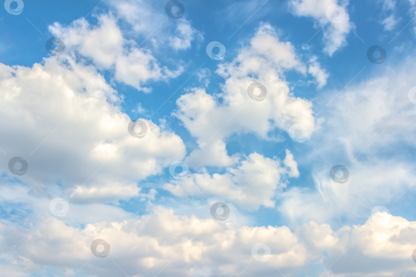 Скачать Бескрайнее голубое небо, наполненное пушистыми белыми облаками, создает безмятежную атмосферу, идеально подходящую для создания фона, дизайна и проектов на природную тематику, демонстрирующих красоту неба. фотосток Ozero