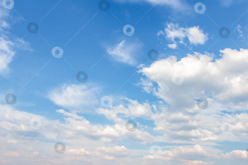 Скачать Бескрайнее голубое небо, наполненное пушистыми белыми облаками, создает безмятежную атмосферу, идеально подходящую для создания фона, дизайнерских проектов и передающую ощущение спокойствия и открытости. фотосток Ozero