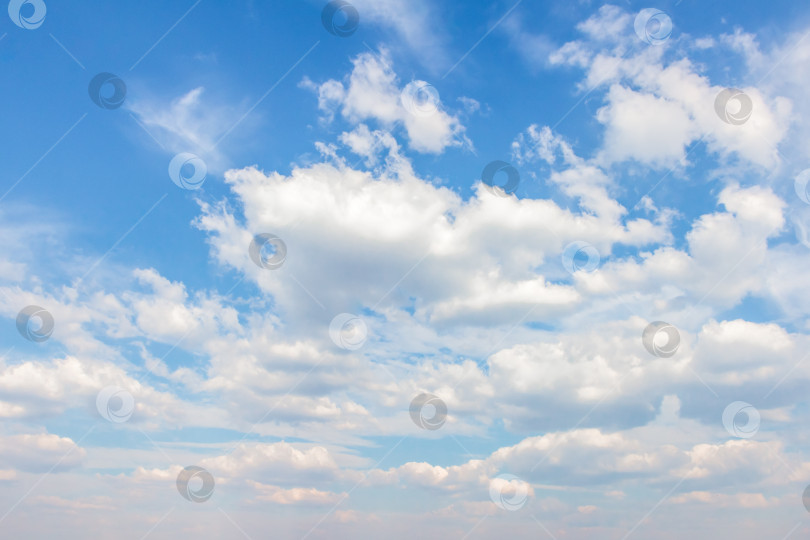 Скачать Бескрайнее голубое небо, наполненное пушистыми белыми облаками, создает безмятежную атмосферу, идеально подходящую для создания фона или дизайнерских проектов с использованием природных элементов и спокойствия. фотосток Ozero