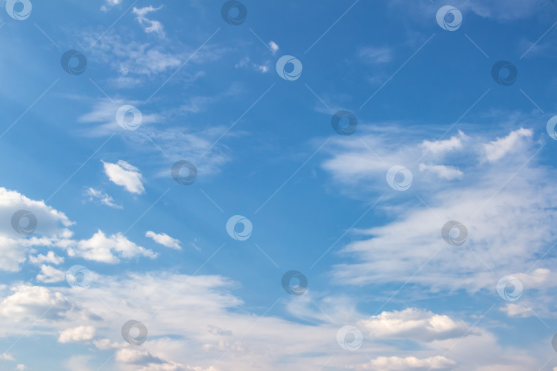 Скачать Бескрайнее голубое небо, наполненное пушистыми белыми облаками, создающими безмятежную атмосферу и красоту природы, идеально подходит для создания фона и творческих проектов с пространством для копирования фотосток Ozero