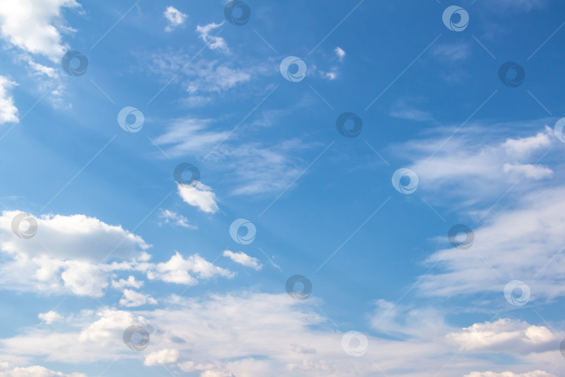 Скачать Бескрайнее голубое небо с пушистыми белыми облаками, создающее безмятежную атмосферу, идеально подходит для создания фона или дизайнерских проектов, передавая спокойствие и открытость фотосток Ozero