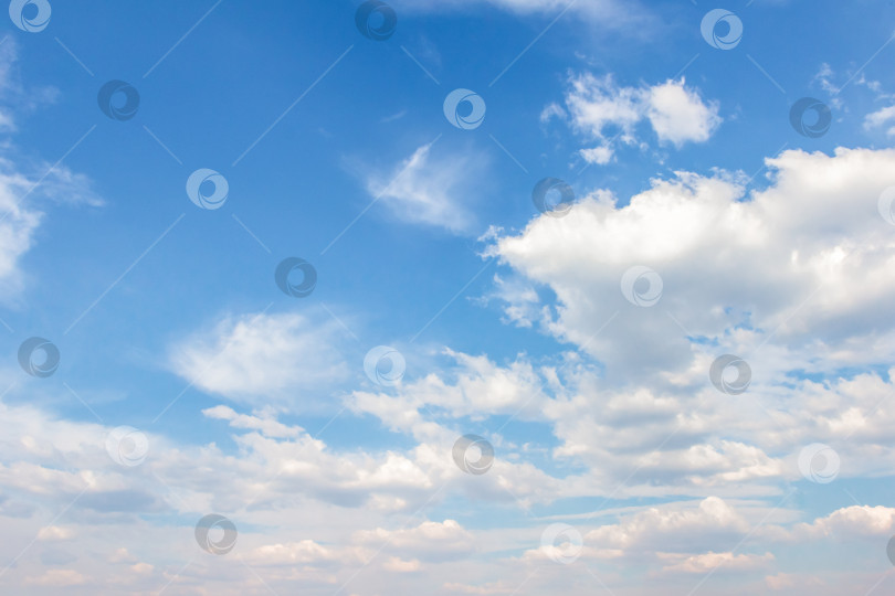 Скачать Обширное голубое небо, наполненное пушистыми белыми облаками, создает безмятежную атмосферу, идеально подходящую для создания фона, дизайнерских проектов и визуальных эффектов на природную тематику с использованием пространства для копирования фотосток Ozero