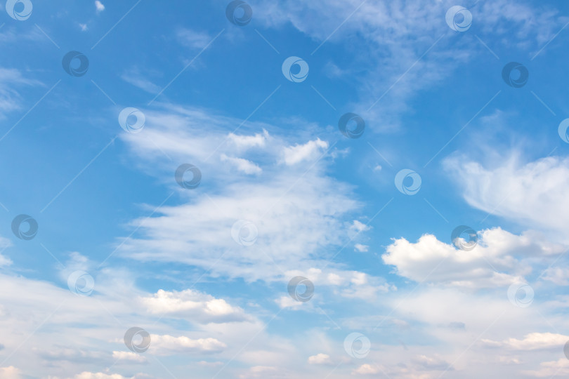 Скачать Бескрайнее голубое небо, наполненное мягкими белыми облаками, создает безмятежную атмосферу, идеально подходящую для создания фона или элементов дизайна, демонстрирующих природную красоту и спокойствие фотосток Ozero