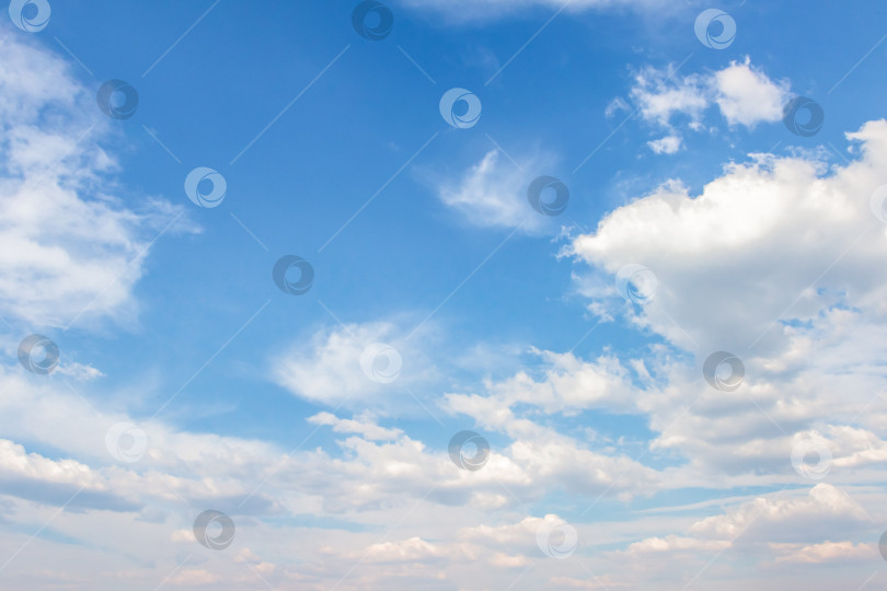 Скачать Обширное голубое небо, наполненное пушистыми белыми облаками, создает безмятежную атмосферу, идеально подходящую для создания фона или дизайнерских проектов с пространством для копирования текста. фотосток Ozero