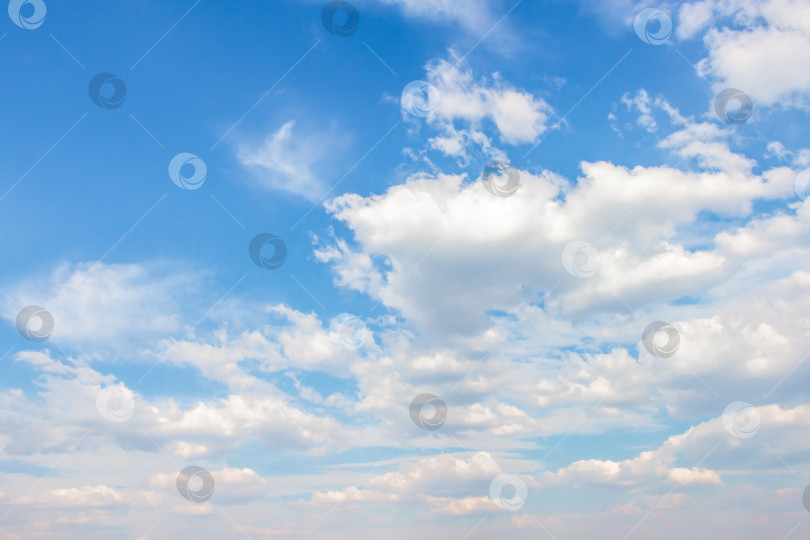 Скачать Обширное голубое небо, наполненное пушистыми белыми облаками, создает безмятежную атмосферу, идеально подходящую для создания фона или дизайнерских проектов с достаточным пространством для копирования текста. фотосток Ozero