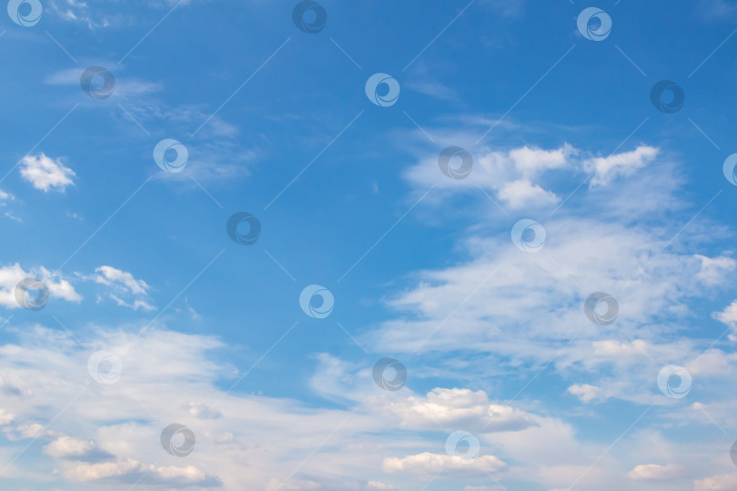 Скачать Обширное голубое небо с разбросанными повсюду мягкими белыми облаками создает безмятежную атмосферу, идеально подходящую для создания фонов, дизайнерских проектов и визуальных эффектов на природную тематику с использованием пространства для копирования фотосток Ozero