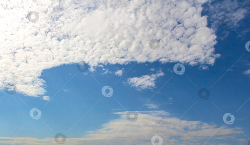 Скачать Бескрайнее голубое небо с пушистыми белыми облаками создает безмятежную атмосферу, демонстрируя красоту природы и бескрайность открытого воздуха, идеально подходящего для отдыха и вдохновения фотосток Ozero