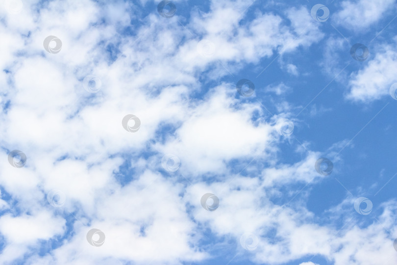 Скачать Ярко-голубое небо, наполненное пушистыми белыми облаками, создает безмятежную атмосферу, идеально подходящую для создания фона, дизайна и проектов на природную тематику, демонстрирующих спокойствие и красоту фотосток Ozero