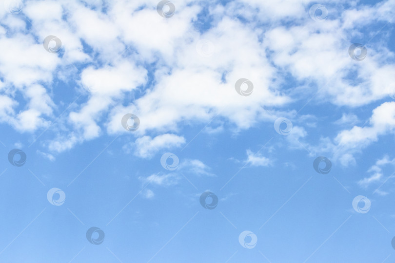Скачать Ярко-голубое небо с пушистыми белыми облаками, разбросанными по горизонту, создают безмятежную атмосферу, идеально подходящую для создания фонов, дизайна и проектов на природную тематику с пространством для копирования фотосток Ozero