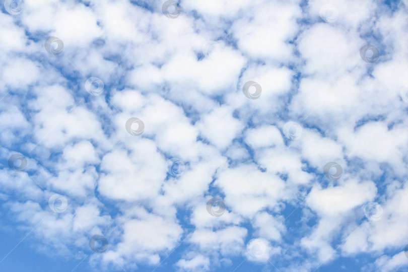 Скачать Бескрайнее голубое небо, наполненное пушистыми белыми облаками, создает безмятежную атмосферу, демонстрируя красоту природы и спокойствие ясного дня с мягким солнечным светом фотосток Ozero