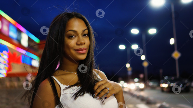 Скачать Портрет афроамериканской девушки в ночном городе фотосток Ozero