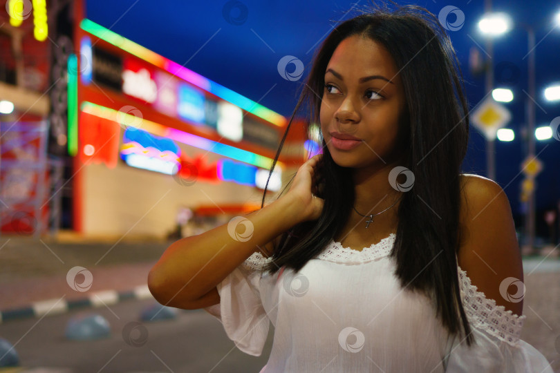 Скачать Портрет афроамериканской девушки в ночном городе фотосток Ozero