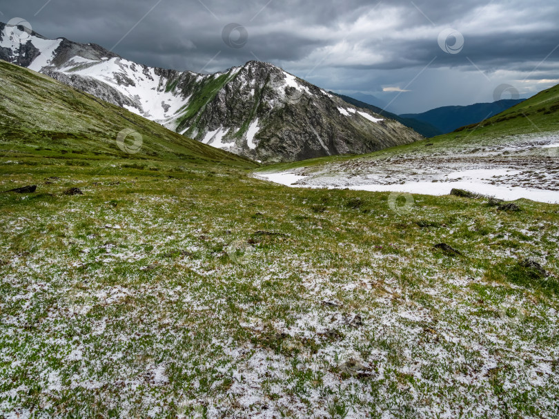 Скачать Живописная горная долина покрыта градом фотосток Ozero