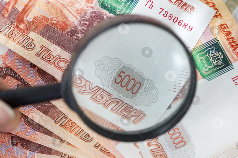 Скачать Лупа увеличивает часть банкноты в пять тысяч рублей фотосток Ozero