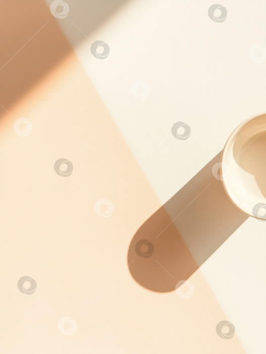 Скачать Элегантная керамическая чаша на нейтральном пастельном градиентном фоне для минималистичных концепций декора фотосток Ozero