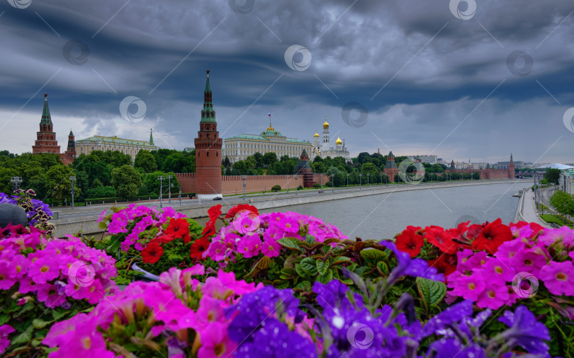Скачать Формирование дождевой тучи над Московским Кремлём. фотосток Ozero