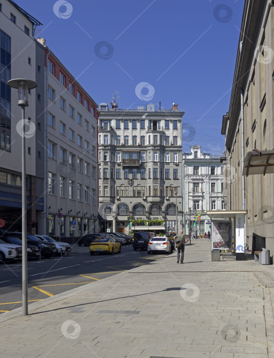 Скачать Старый многоквартирный дом в центре Москвы. фотосток Ozero