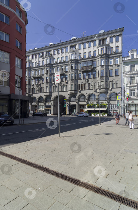 Скачать Старый многоквартирный дом в центре Москвы. фотосток Ozero