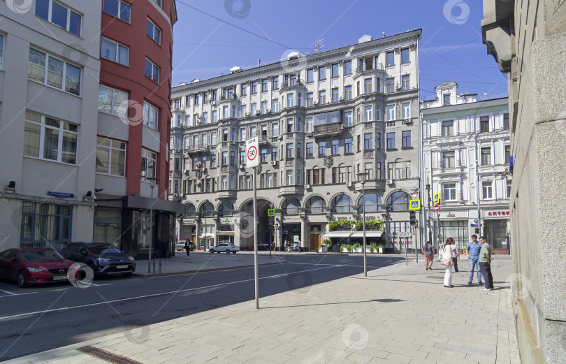 Скачать Старый многоквартирный дом в центре Москвы. фотосток Ozero
