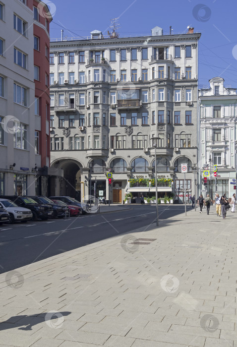 Скачать Старый многоквартирный дом в центре Москвы. фотосток Ozero