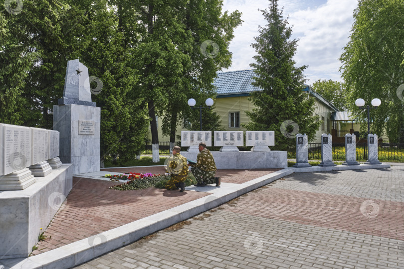 Скачать Ветераны возлагают венки к мемориалу времен Второй мировой войны, Сибирь, Россия фотосток Ozero