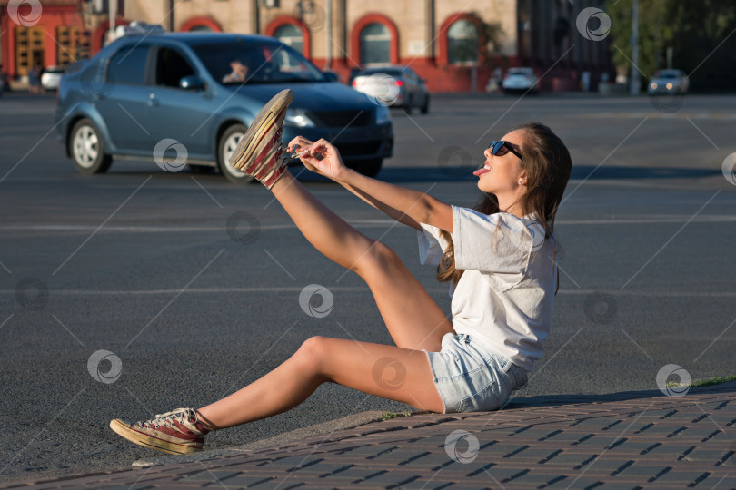 Скачать Симпатичная девушка подросток на открытом воздухе фотосток Ozero