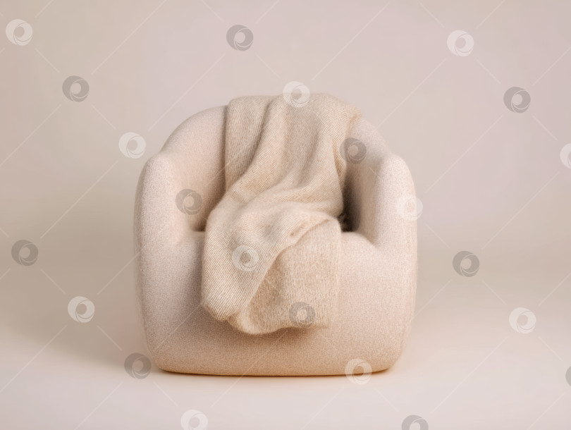 Скачать Роскошное мягкое бежевое шерстяное кресло с обивкой для уютного дизайна интерьера фотосток Ozero